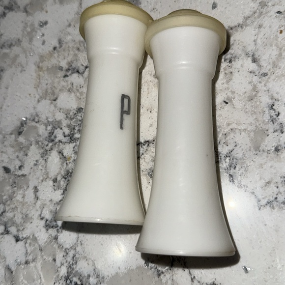 Authentic Tupperware Salt & Pepper Shakers 4 1/4” - Picture 4 of 4
